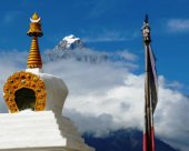 temple-et-sommet-au-Nepal.jpg