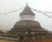 stupa-dans-le-brouillard-Nepal.jpg